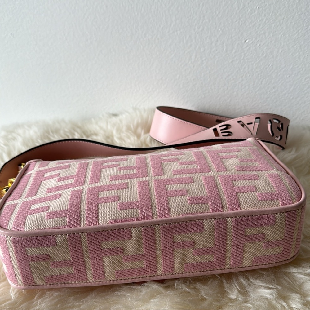 ❌Sold❌ FENDI *NEW RARE* Baguette - Pink with cutout lettering crossbody strap - Picture 6 of 17